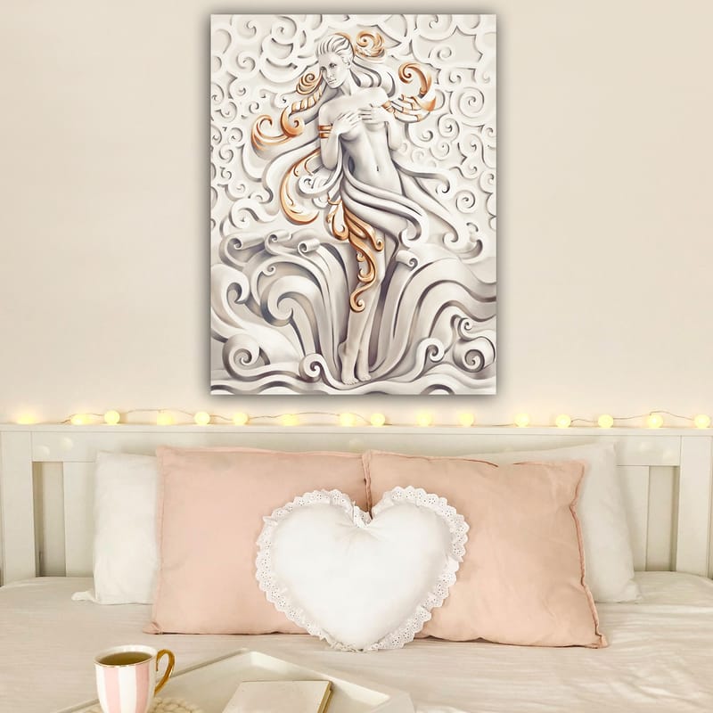 Canvastavla 70x100 cm - Stiliserad kvinna omgiven av svängande mönster och ornamentik - Vit / Beige / Guld - Inredning & dekor - Tavlor & konst - Canvastavla