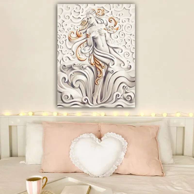 Canvastavla 70x100 cm - Stiliserad kvinna omgiven av svängande mönster och ornamentik - Vit / Beige / Guld - Inredning & dekor - Tavlor & konst - Canvastavla