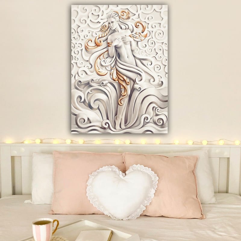 Canvastavla 70x100 cm - Stiliserad kvinna omgiven av svängande mönster och ornamentik - Vit / Beige / Guld - Inredning & dekor - Tavlor & konst - Canvastavla