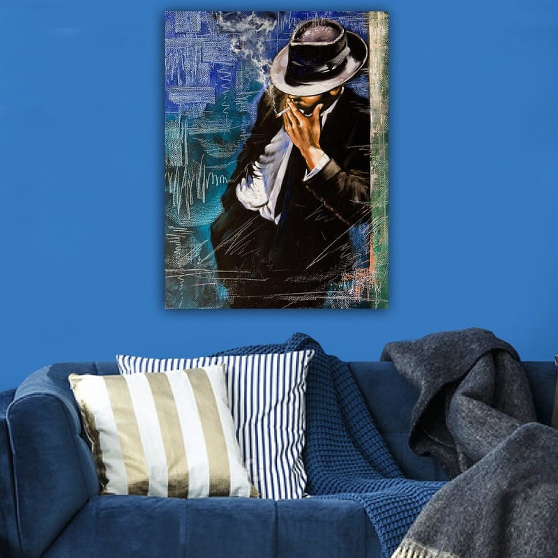 Canvastavla 70x100 cm - Stiliserad man i kostym som röker en cigarett, med en känsla av mystik och elegans - Mörkblå / Svart / Vit - Inredning & dekor - Tavlor & konst - Canvastavla