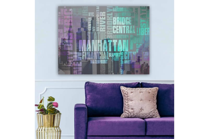 Canvastavla 70x100 cm - Stiliserad representation av Manhattan med fokus på stadens namn och ikoniska byggnader - Lila / Turkos / Grå - Inredning & dekor - Tavlor & konst - Canvastavla