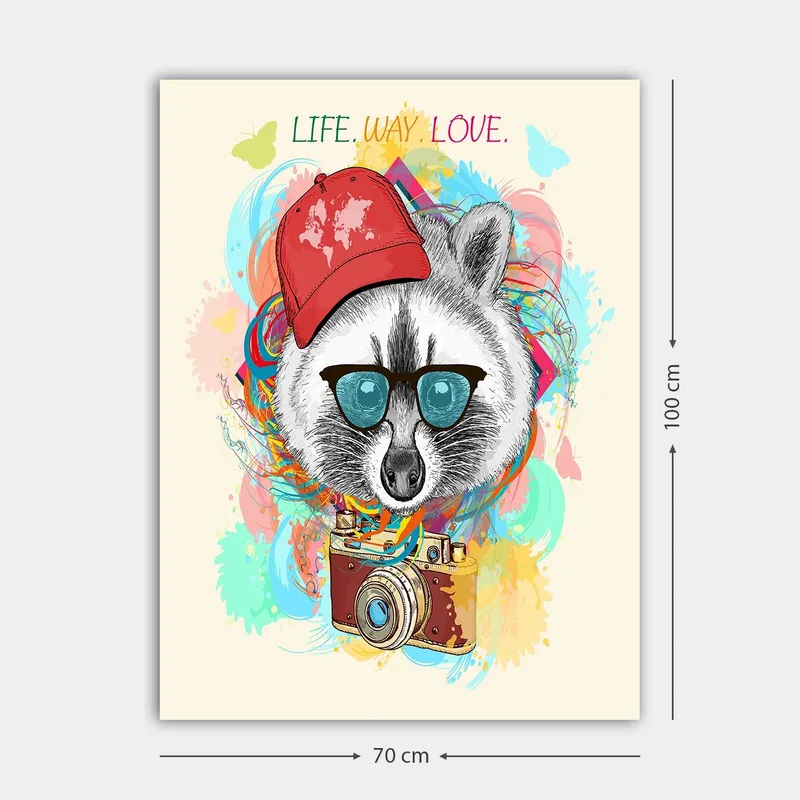 Canvastavla 70x100 cm - Stiliserad tvättbjörn med solglasögon och en kamera, bärande en röd keps, omgiven av färgglada mönster - Röd / Blå / Grön - Inredning & dekor - Tavlor & konst - Canvastavla