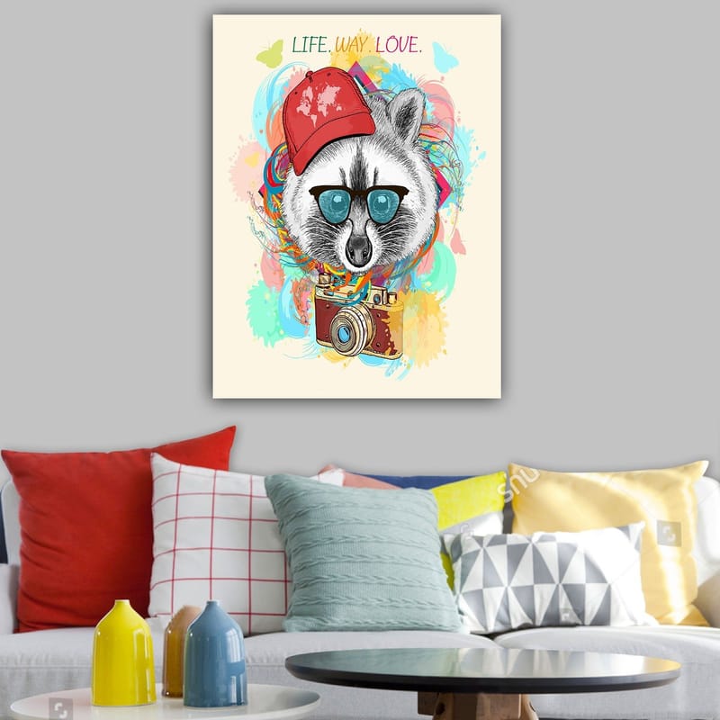 Canvastavla 70x100 cm - Stiliserad tvättbjörn med solglasögon och en kamera, bärande en röd keps, omgiven av färgglada mönster - Röd / Blå / Grön - Inredning & dekor - Tavlor & konst - Canvastavla