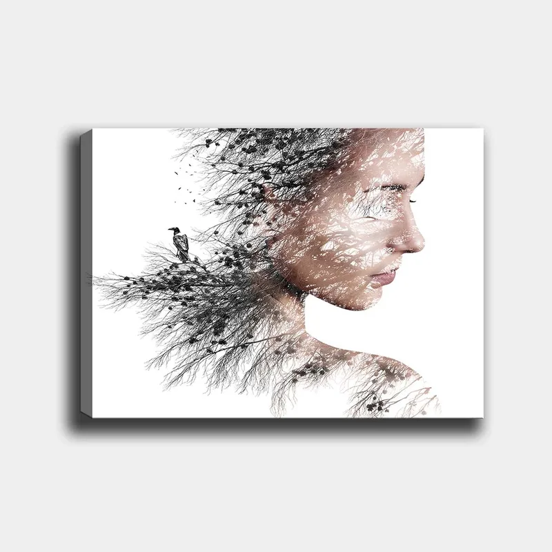 Canvastavla 70x100 cm - Stiliserad porträtt av en kvinna med träd och fåglar som en del av hennes silhuett, Svart / Grå / Brun
