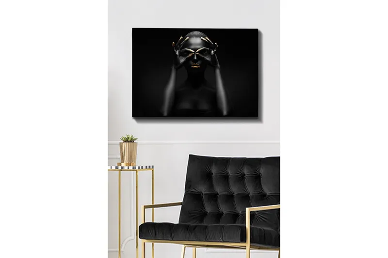 Canvastavla 70x100 cm - Stiliserad porträttbild av en kvinna med svarta händer som formar ett par ögon, med guldiga detaljer på läppar och fingertoppar - Svart / Guld - Inredning & dekor - Tavlor & konst - Canvastavla