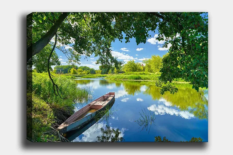 Canvastavla 70x100 cm - Stilla båt vid en spegelblanka sjö omgiven av grönskande träd och växtlighet, Grön / Blå / Brun
