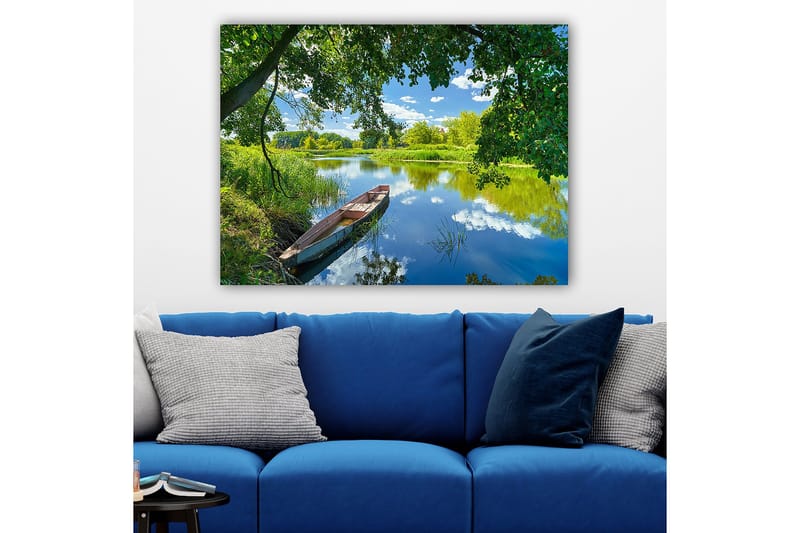 Canvastavla 70x100 cm - Stilla båt vid en spegelblanka sjö omgiven av grönskande träd och växtlighet - Grön / Blå / Brun - Inredning & dekor - Tavlor & konst - Canvastavla