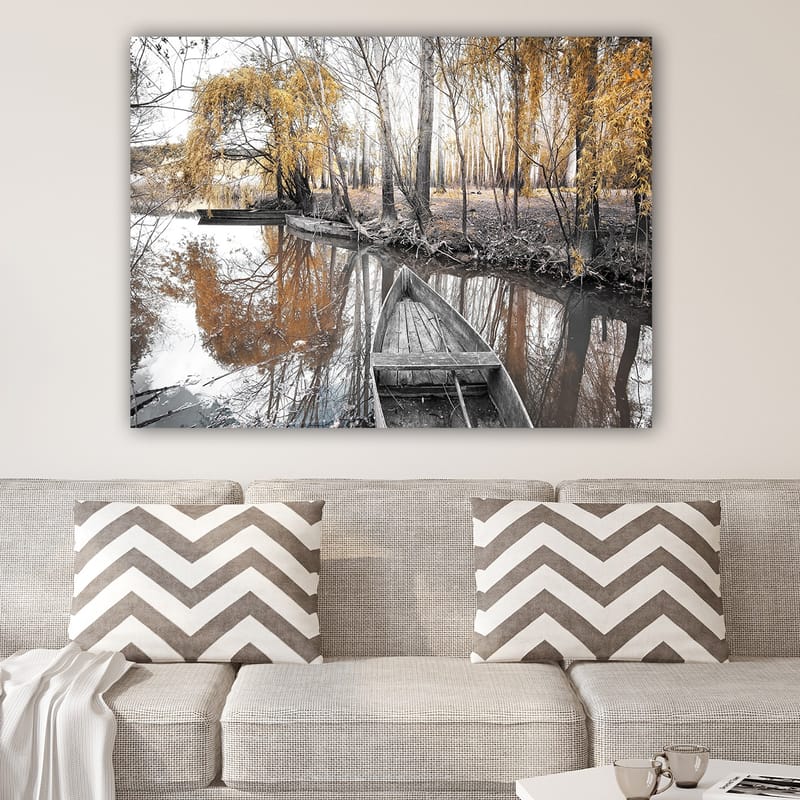 Canvastavla 70x100 cm - Stilla båt vid en spegelblanka vattenyta omgiven av höstfärgade träd - Guld / Grå / Svart - Inredning & dekor - Tavlor & konst - Canvastavla