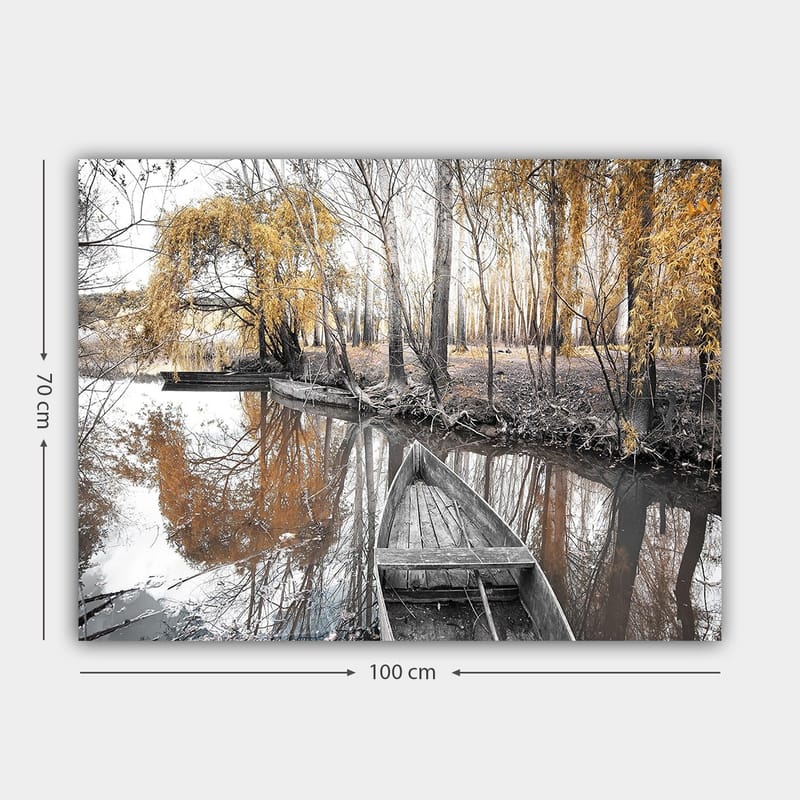 Canvastavla 70x100 cm - Stilla båt vid en spegelblanka vattenyta omgiven av höstfärgade träd - Guld / Grå / Svart - Inredning & dekor - Tavlor & konst - Canvastavla