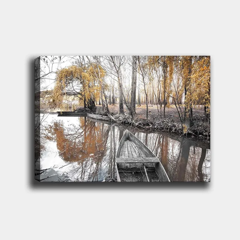 Canvastavla 70x100 cm - Stilla båt vid en spegelblanka vattenyta omgiven av höstfärgade träd - Guld / Grå / Svart - Inredning & dekor - Tavlor & konst - Canvastavla