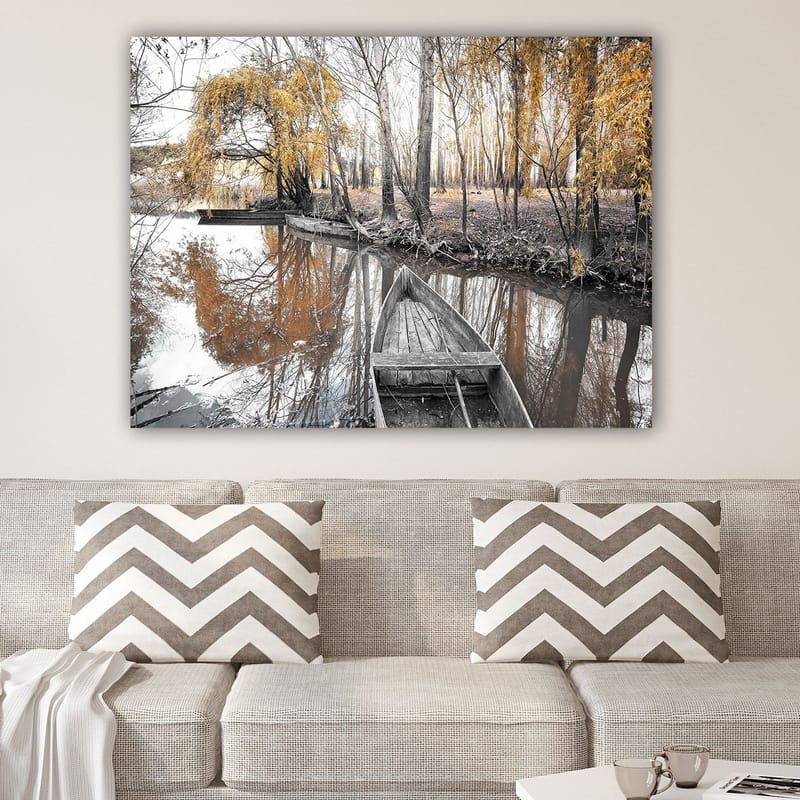 Canvastavla 70x100 cm - Stilla båt vid en spegelblanka vattenyta omgiven av höstfärgade träd - Guld / Grå / Svart - Inredning & dekor - Tavlor & konst - Canvastavla