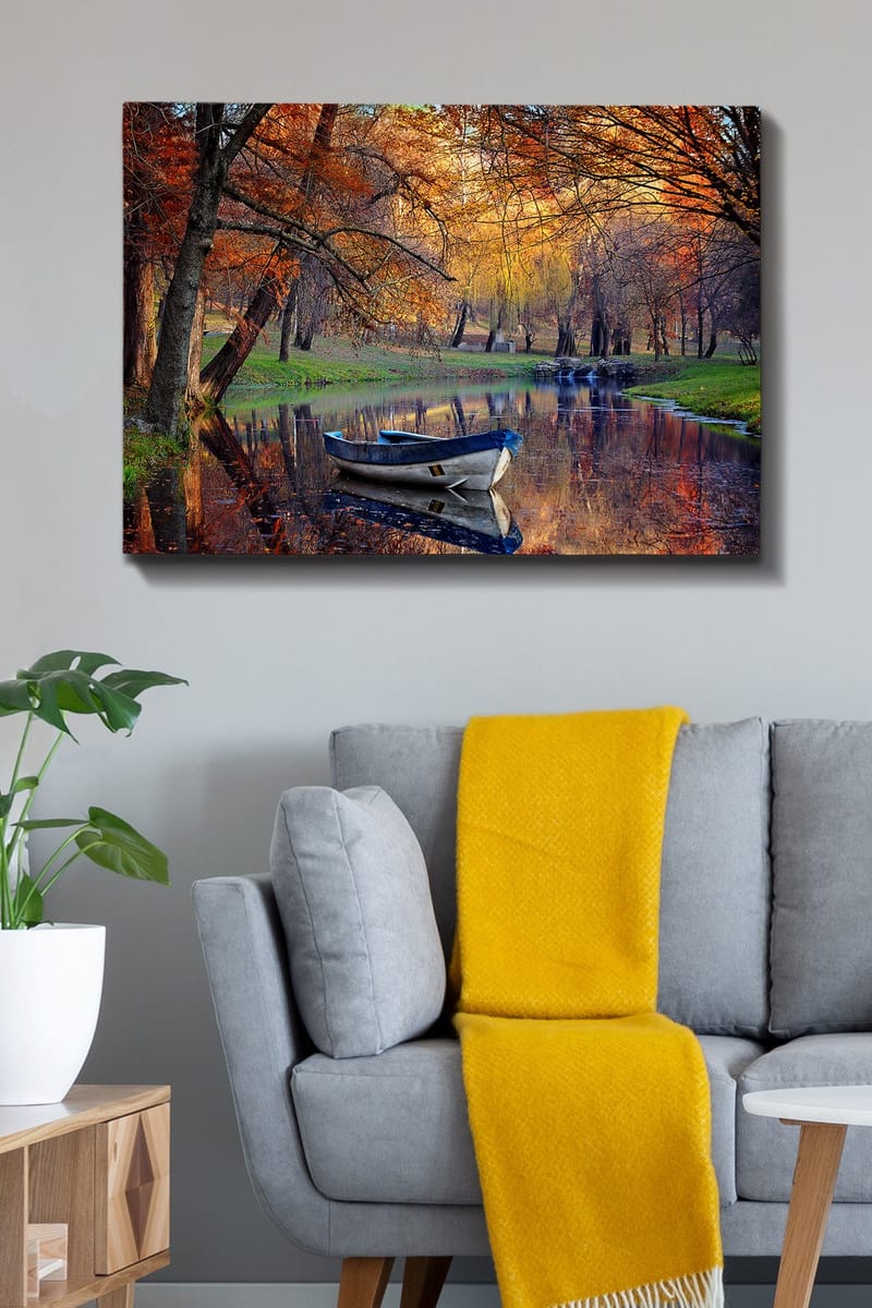 Canvastavla 70x100 cm - Stilla båt på en spegelblanka sjö omgiven av höstfärger - Orange / Blå / Grön - Inredning & dekor - Tavlor & konst - Canvastavla