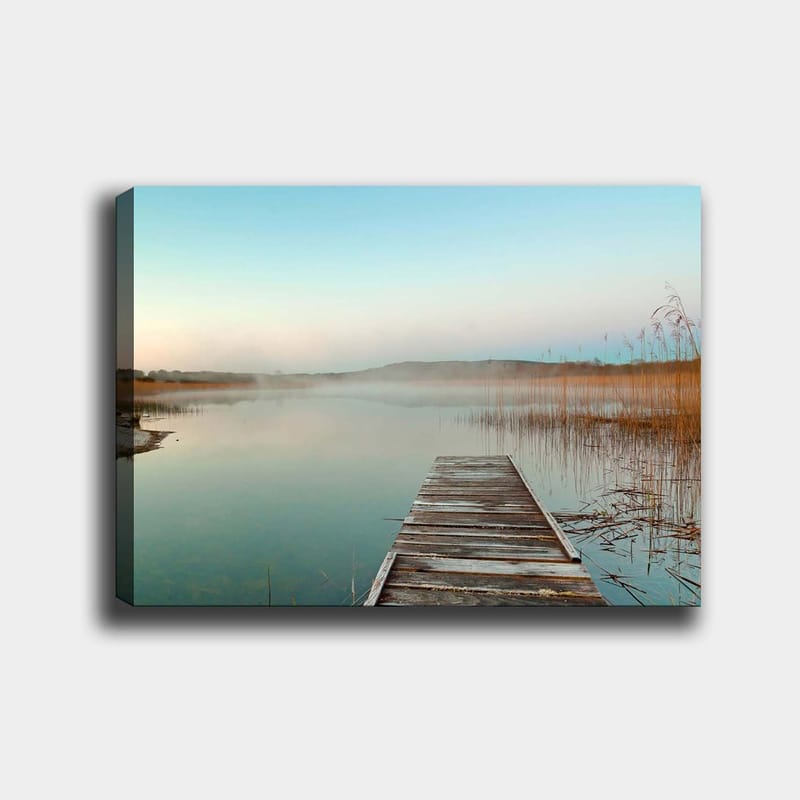 Canvastavla 70x100 cm - Stilla brygga som sträcker sig ut över en dimmig sjö i gryningen, Ljusblå / Beige / Grön