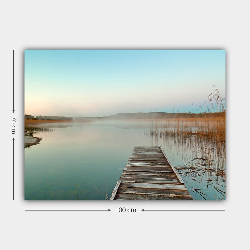Canvastavla 70x100 cm - Stilla brygga som sträcker sig ut över en dimmig sjö i gryningen - Ljusblå / Beige / Grön - Inredning & dekor - Tavlor & konst - Canvastavla