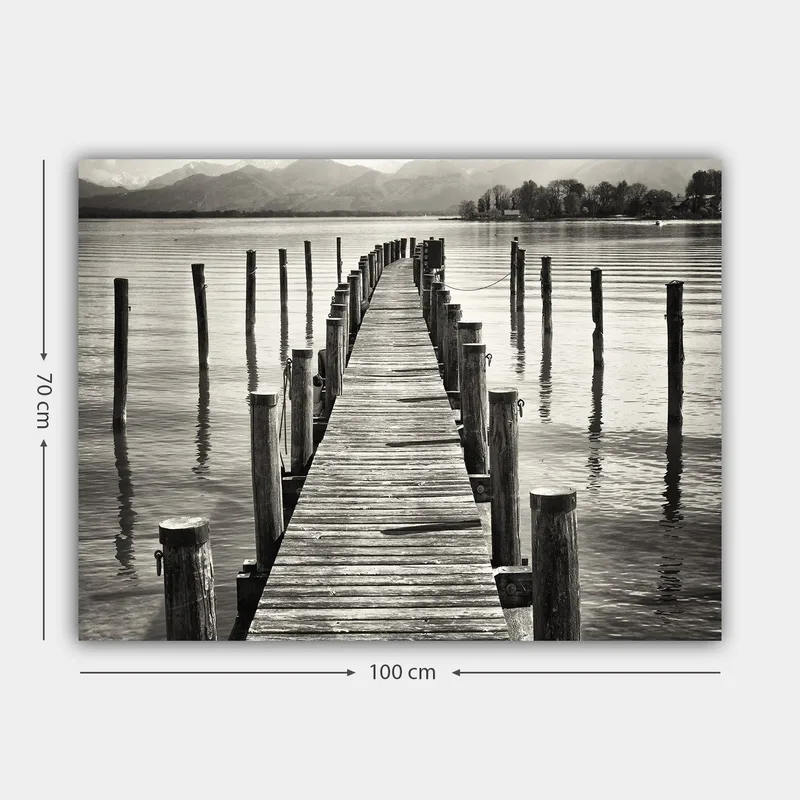 Canvastavla 70x100 cm - Stilla brygga som sträcker sig ut över vattnet, omgiven av pelare som reflekteras i ytan - Svart / Vitt / Grått - Inredning & dekor - Tavlor & konst - Canvastavla