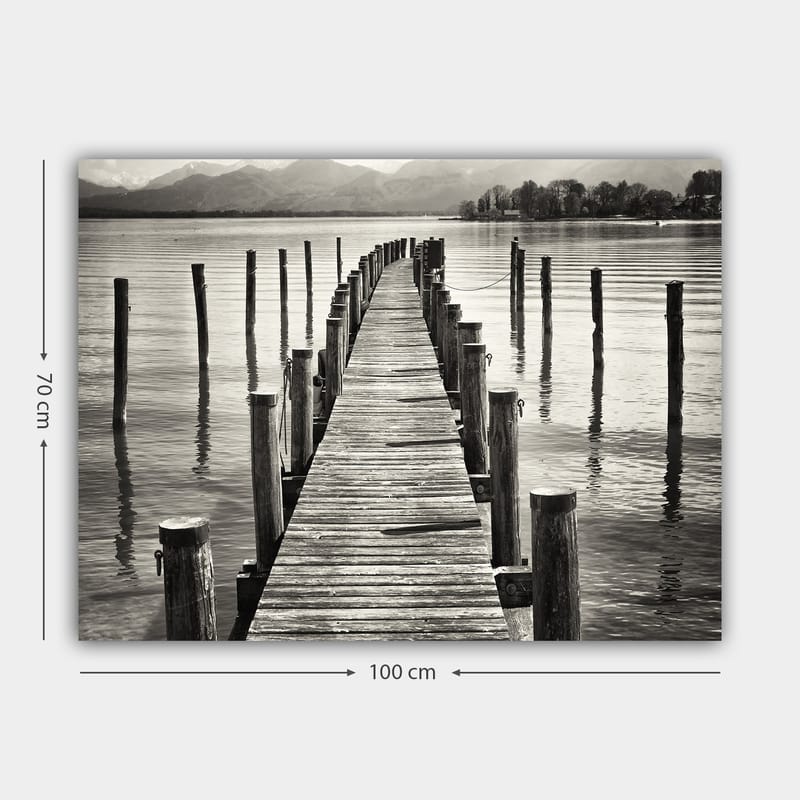 Canvastavla 70x100 cm - Stilla brygga som sträcker sig ut över vattnet, omgiven av pelare som reflekteras i ytan - Svart / Vitt / Grått - Inredning & dekor - Tavlor & konst - Canvastavla