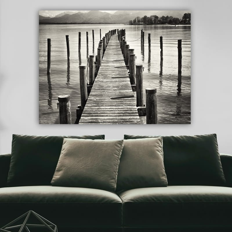 Canvastavla 70x100 cm - Stilla brygga som sträcker sig ut över vattnet, omgiven av pelare som reflekteras i ytan - Svart / Vitt / Grått - Inredning & dekor - Tavlor & konst - Canvastavla