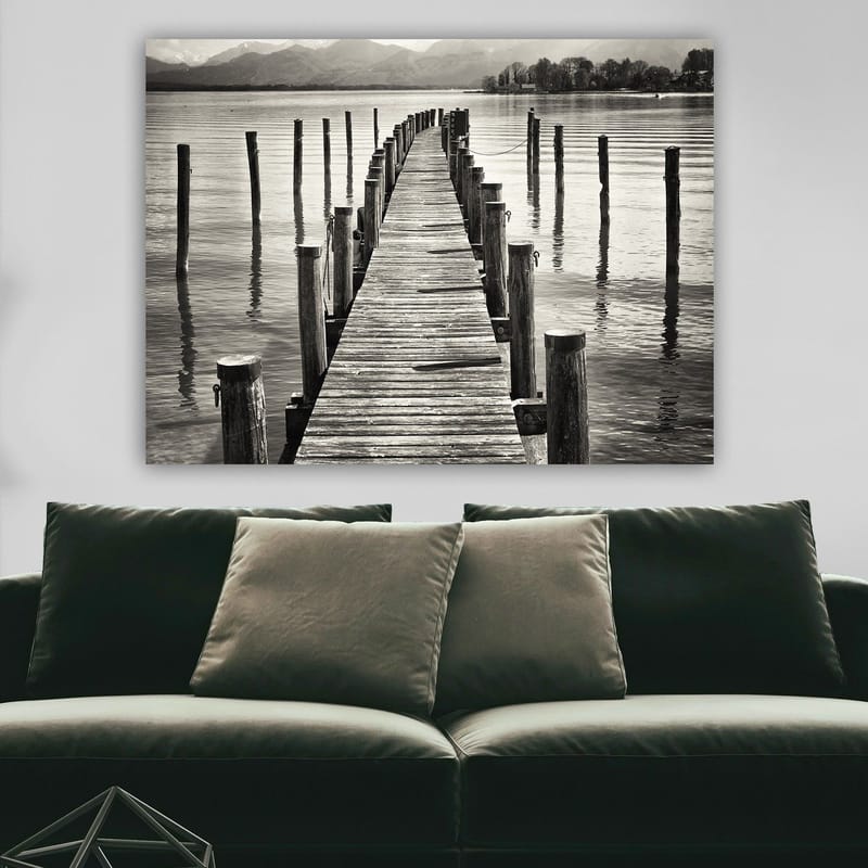 Canvastavla 70x100 cm - Stilla brygga som sträcker sig ut över vattnet, omgiven av pelare som reflekteras i ytan - Svart / Vitt / Grått - Inredning & dekor - Tavlor & konst - Canvastavla