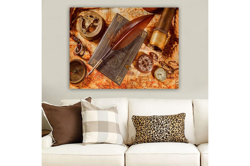 Canvastavla 70x100 cm - Stilla komposition av antika navigationsverktyg och en fjäderpenna på en gammal karta - Mörkbrun / Guld / Orange - Inredning & dekor - Tavlor & konst - Canvastavla
