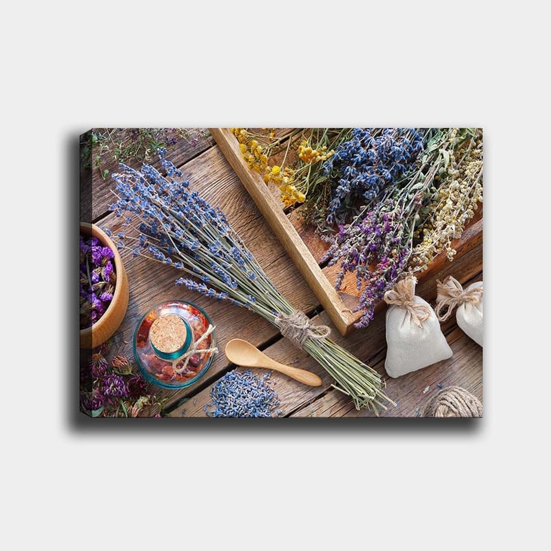 Canvastavla 70x100 cm - Stilla komposition av torkade blommor och örter i olika färger, arrangerade på ett träbord - Blå / Gul / Lila - Inredning & dekor - Tavlor & konst - Canvastavla