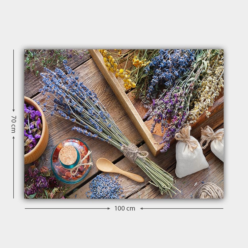 Canvastavla 70x100 cm - Stilla komposition av torkade blommor och örter i olika färger, arrangerade på ett träbord - Blå / Gul / Lila - Inredning & dekor - Tavlor & konst - Canvastavla