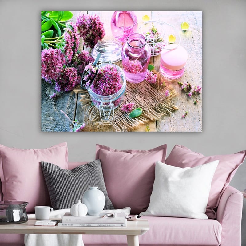 Canvastavla 70x100 cm - Stilla komposition med rosa blommor och glasbehållare som skapar en harmonisk atmosfär - Rosa / Grön / Klar - Inredning & dekor - Tavlor & konst - Canvastavla