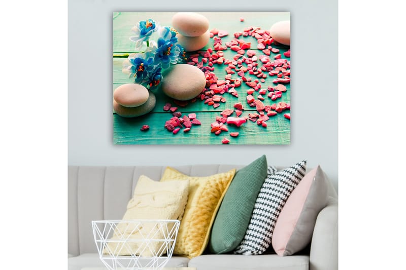 Canvastavla 70x100 cm - Stilla komposition med stenar och blå blommor på en grön bakgrund - Blå / Rosa / Grön - Inredning & dekor - Tavlor & konst - Canvastavla
