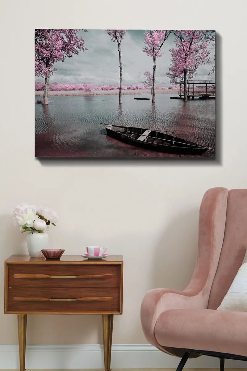 Canvastavla 70x100 cm - Stilla sjö med en båt omgiven av rosa träd och en dimmig himmel - Rosa / Grå / Svart - Inredning & dekor - Tavlor & konst - Canvastavla