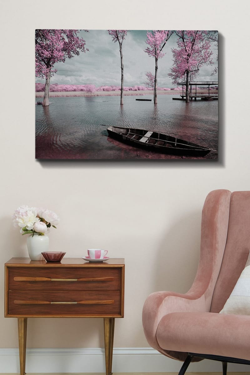 Canvastavla 70x100 cm - Stilla sjö med en båt omgiven av rosa träd och en dimmig himmel - Rosa / Grå / Svart - Inredning & dekor - Tavlor & konst - Canvastavla