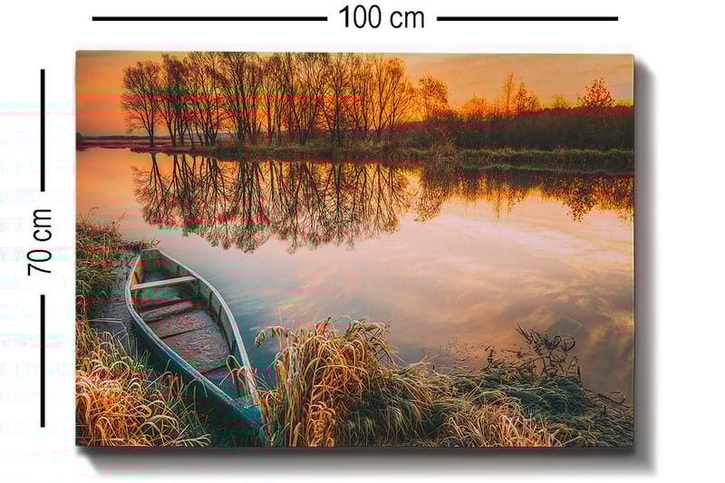 Canvastavla 70x100 cm - Stilla sjö med en båt vid strandkanten i en vacker solnedgång - Orange / Grön / Brun - Inredning & dekor - Tavlor & konst - Canvastavla