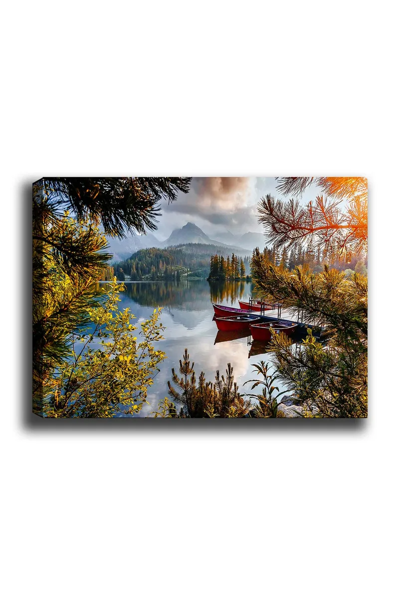 Canvastavla 70x100 cm - Stilla sjö med en röd båt vid en träbrygga, omgiven av grönskande träd och fjärran berg, Grön / Röd / Blå