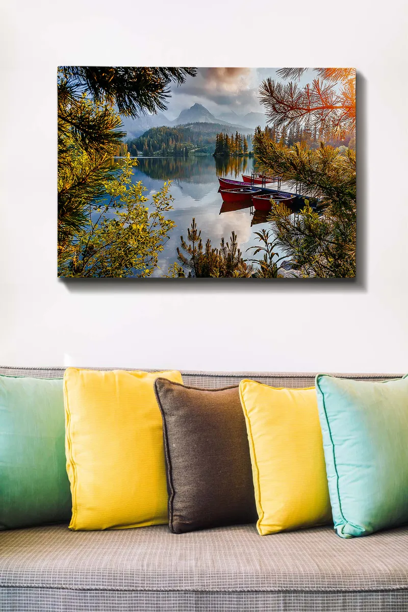 Canvastavla 70x100 cm - Stilla sjö med en röd båt vid en träbrygga, omgiven av grönskande träd och fjärran berg - Grön / Röd / Blå - Inredning & dekor - Tavlor & konst - Canvastavla