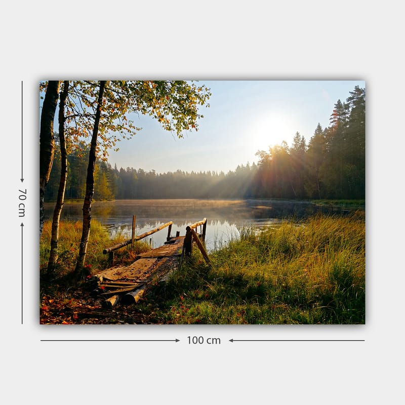 Canvastavla 70x100 cm - Stilla sjö med en träbro omgiven av grönskande träd och morgonsolens strålar - Grön / Brun / Gul - Inredning & dekor - Tavlor & konst - Canvastavla