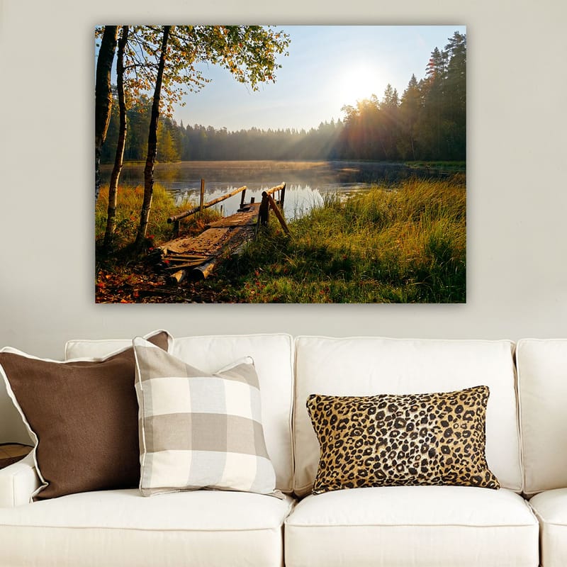 Canvastavla 70x100 cm - Stilla sjö med en träbro omgiven av grönskande träd och morgonsolens strålar - Grön / Brun / Gul - Inredning & dekor - Tavlor & konst - Canvastavla