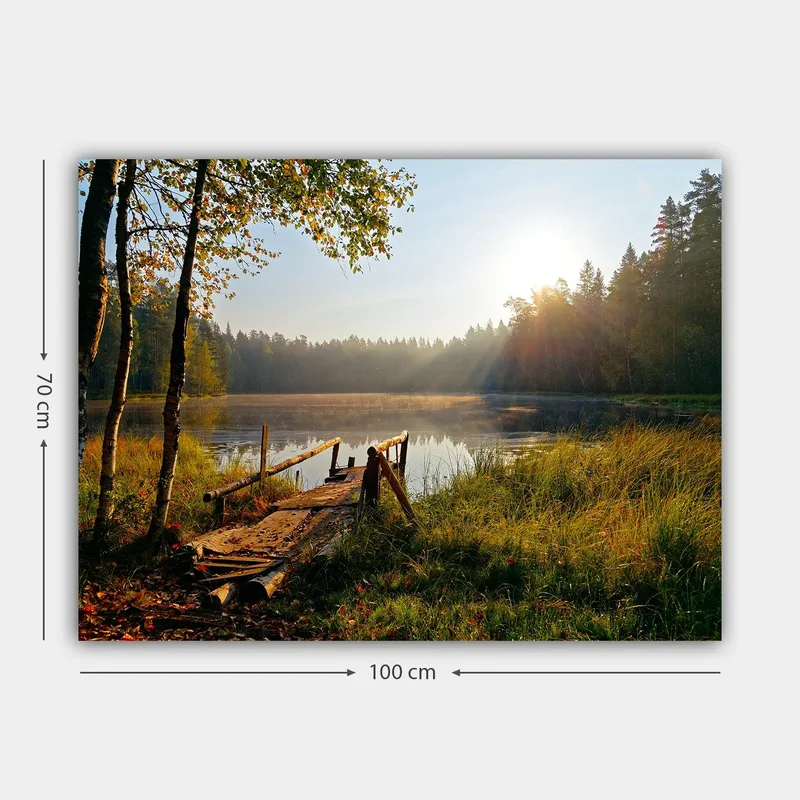 Canvastavla 70x100 cm - Stilla sjö med en träbro omgiven av grönskande träd och morgonsolens strålar - Grön / Brun / Gul - Inredning & dekor - Tavlor & konst - Canvastavla
