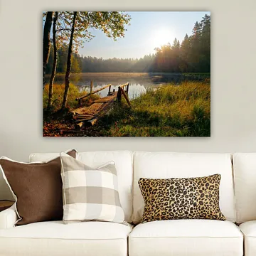 Canvastavla 70x100 cm - Stilla sjö med en träbro omgiven av grönskande träd och morgonsolens strålar - Grön / Brun / Gul - Inredning & dekor - Tavlor & konst - Canvastavla