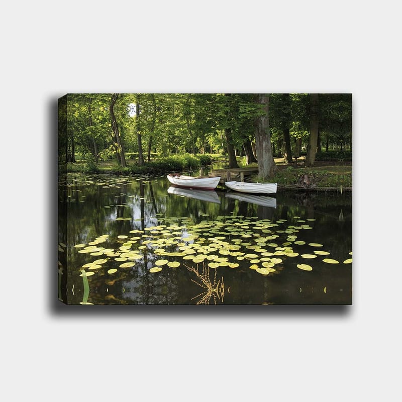 Canvastavla 70x100 cm - Stilla sjö med näckrosor och två vita båtar som flyter på ytan, Grön / Gul / Vit
