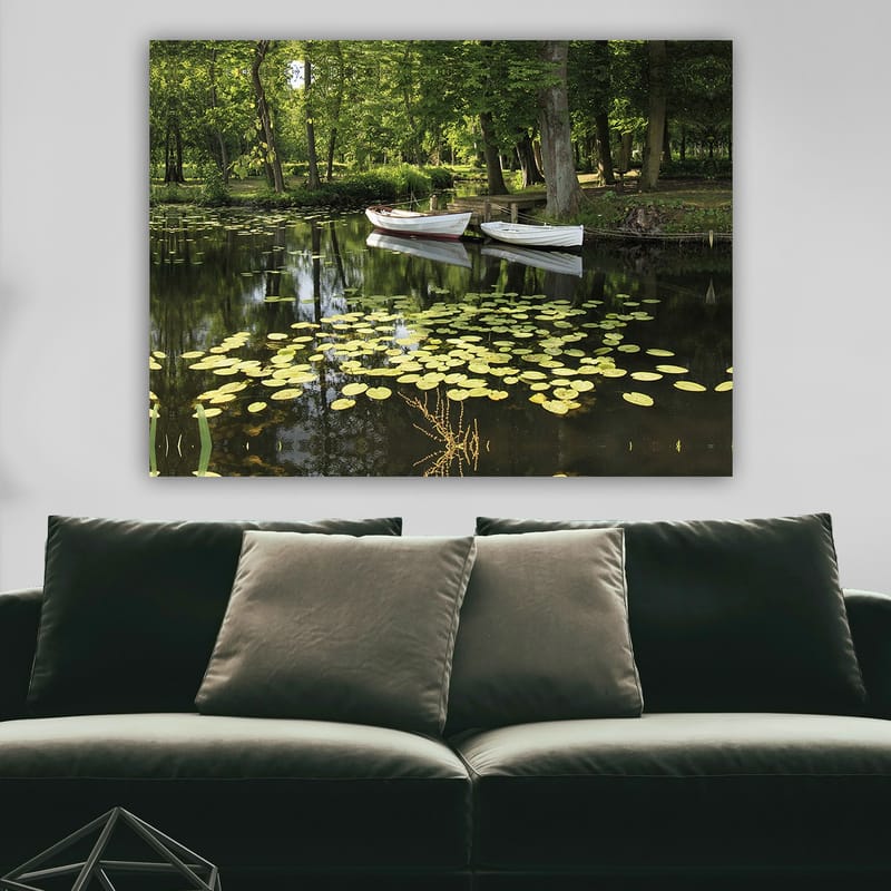 Canvastavla 70x100 cm - Stilla sjö med näckrosor och två vita båtar som flyter på ytan - Grön / Gul / Vit - Inredning & dekor - Tavlor & konst - Canvastavla