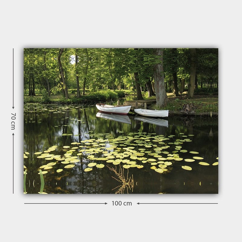 Canvastavla 70x100 cm - Stilla sjö med näckrosor och två vita båtar som flyter på ytan - Grön / Gul / Vit - Inredning & dekor - Tavlor & konst - Canvastavla