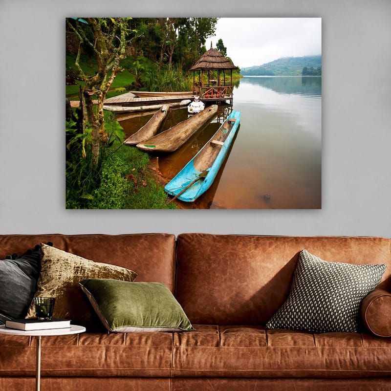 Canvastavla 70x100 cm - Stilla sjö med traditionella kanoter och en paviljong omgiven av grönska - Blå / Brun / Grön - Inredning & dekor - Tavlor & konst - Canvastavla