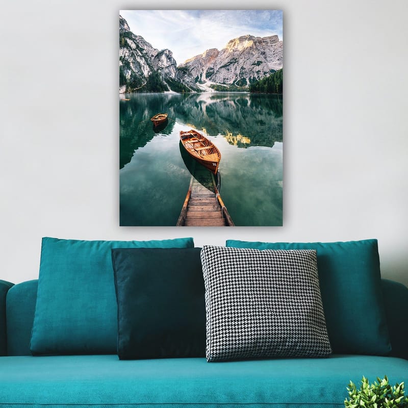 Canvastavla 70x100 cm - Stilla sjö med två träbåtar omgivna av majestätiska berg och grönskande skog - Grön / Brun / Blå - Inredning & dekor - Tavlor & konst - Canvastavla