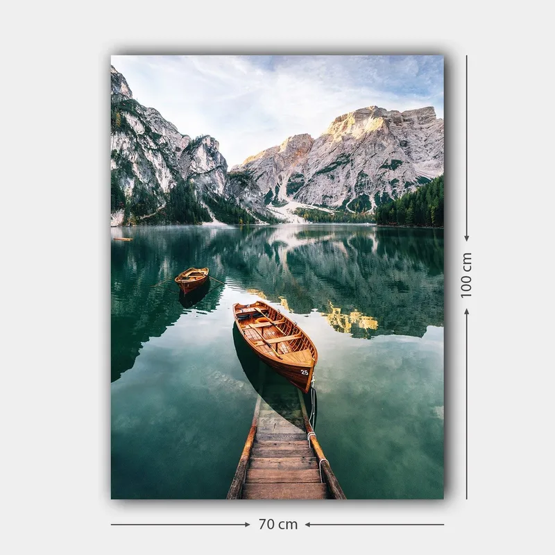 Canvastavla 70x100 cm - Stilla sjö med två träbåtar omgivna av majestätiska berg och grönskande skog - Grön / Brun / Blå - Inredning & dekor - Tavlor & konst - Canvastavla