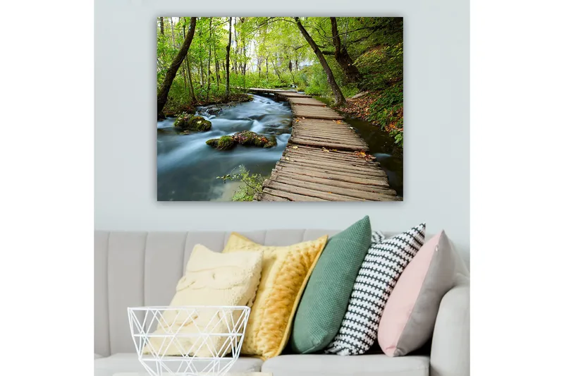 Canvastavla 70x100 cm - Stilla skogsstig som slingrar sig över en porlande bäck omgiven av grönskande träd och växtlighet - Grön / Brun / Blå - Inredning & dekor - Tavlor & konst - Canvastavla