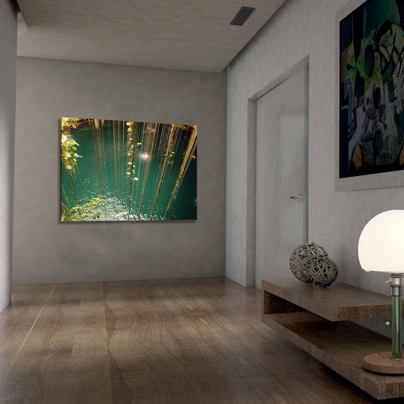 Canvastavla 70x100 cm - Stilla vattenyta omgiven av hängande växtlighet och naturliga element - Turkos / Grön / Brun - Inredning & dekor - Tavlor & konst - Canvastavla