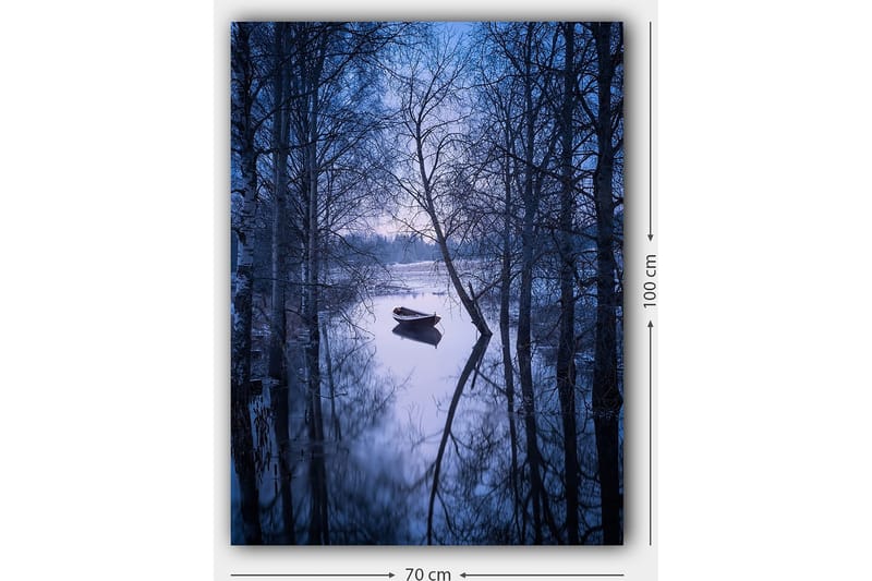 Canvastavla 70x100 cm - Stillsam båt som ligger förtöjd i en spegelblanka sjö omgiven av vinterträd - Mörkblå / Ljusblå - Inredning & dekor - Tavlor & konst - Canvastavla