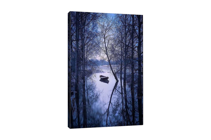 Canvastavla 70x100 cm - Stillsam båt som ligger förtöjd i en spegelblanka sjö omgiven av vinterträd - Mörkblå / Ljusblå - Inredning & dekor - Tavlor & konst - Canvastavla