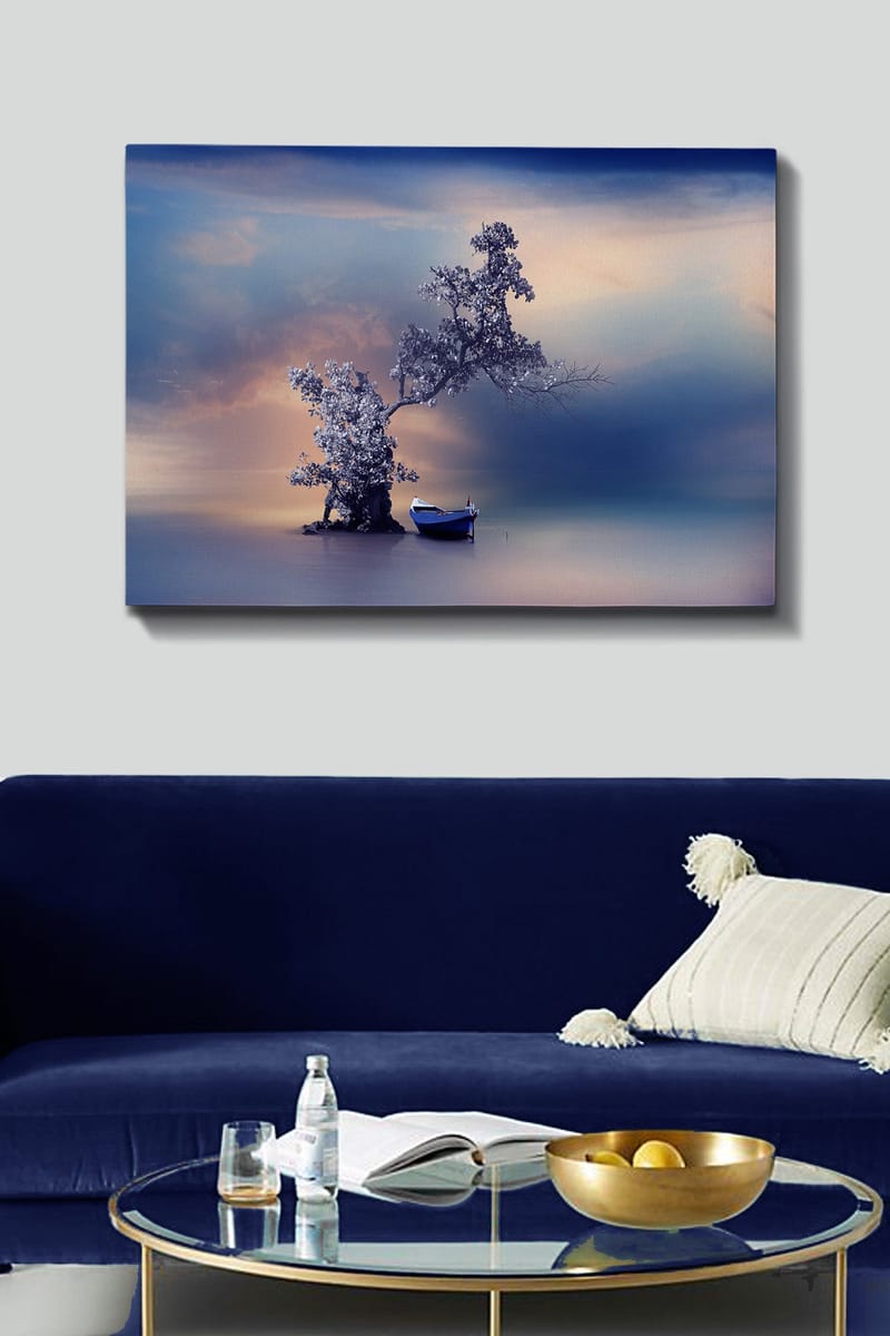 Canvastavla 70x100 cm - Stillsam båt vid en magisk, dimmig strand med ett träd som sträcker sig över vattnet - Blå / Grå / Vit - Inredning & dekor - Tavlor & konst - Canvastavla