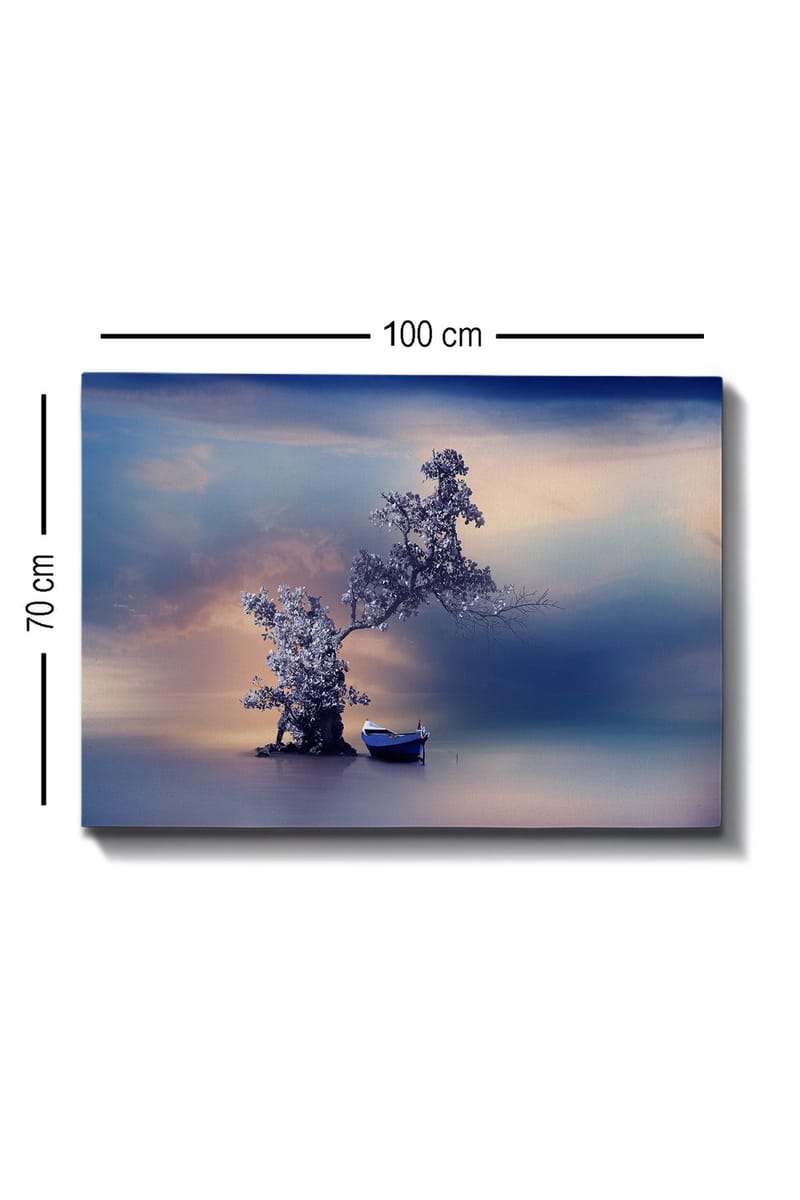 Canvastavla 70x100 cm - Stillsam båt vid en magisk, dimmig strand med ett träd som sträcker sig över vattnet - Blå / Grå / Vit - Inredning & dekor - Tavlor & konst - Canvastavla