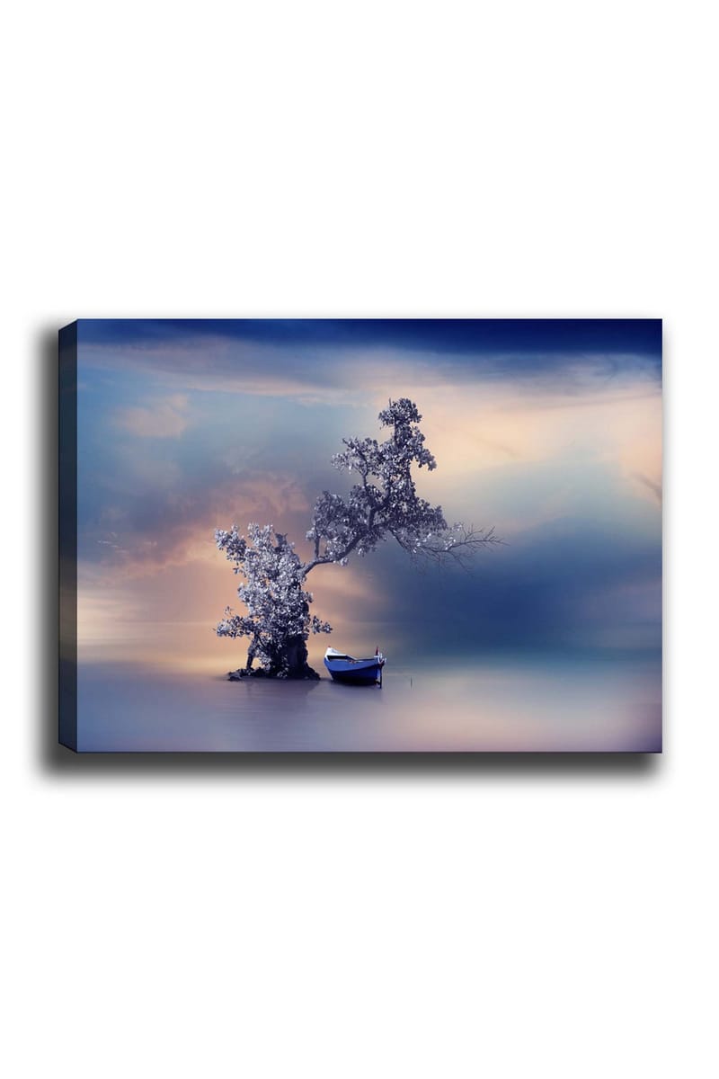 Canvastavla 70x100 cm - Stillsam båt vid en magisk, dimmig strand med ett träd som sträcker sig över vattnet, Blå / Grå / Vit