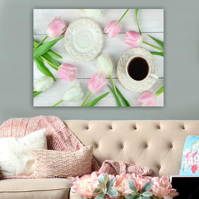 Canvastavla 70x100 cm - Stillsam dukning med en kopp kaffe och tulpaner i rosa och vitt - Rosa / Vitt / Grönt - Inredning & dekor - Tavlor & konst - Canvastavla
